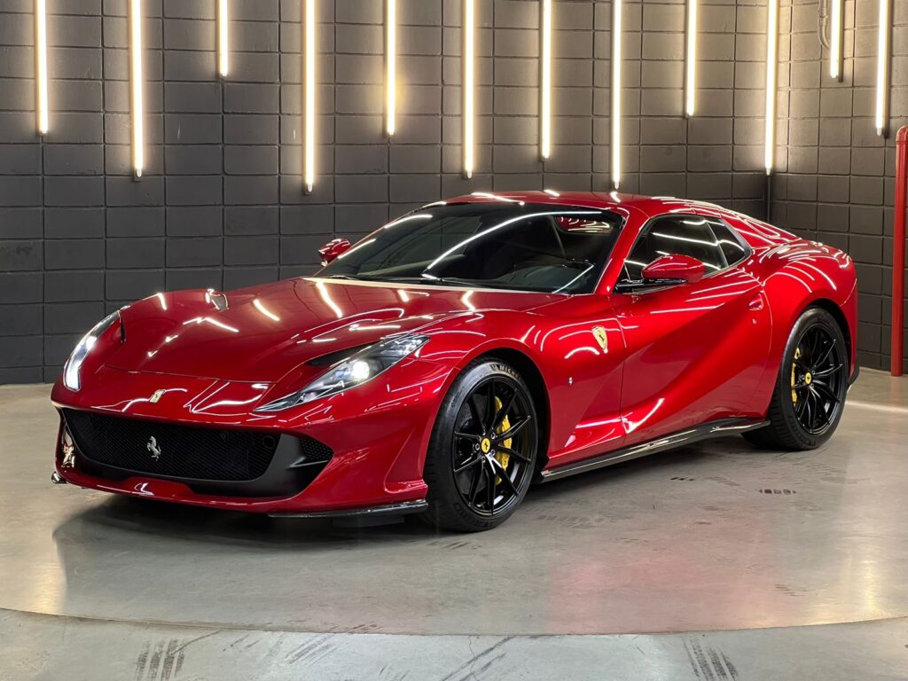 Ferrari 812 GTS 2023 - Vista frontal