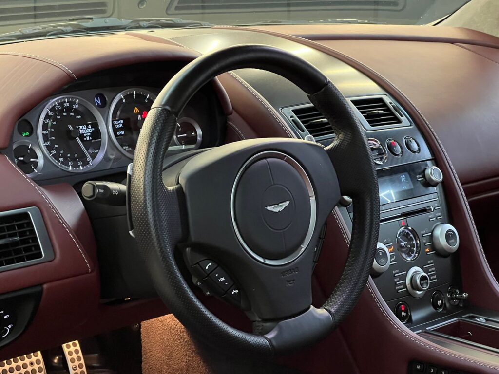 Aston Martin Vantage 2011 - Interior em couro