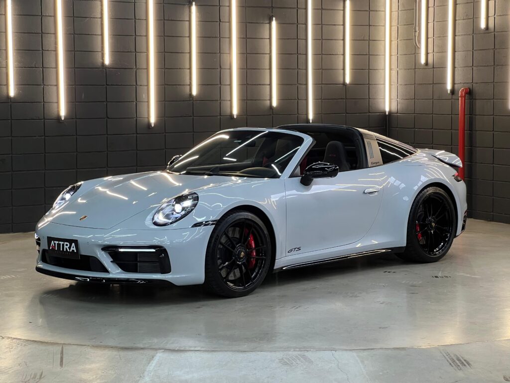 Porsche 911 Targa 4 GTS 2024 na cor Giz, vista frontal/lateral