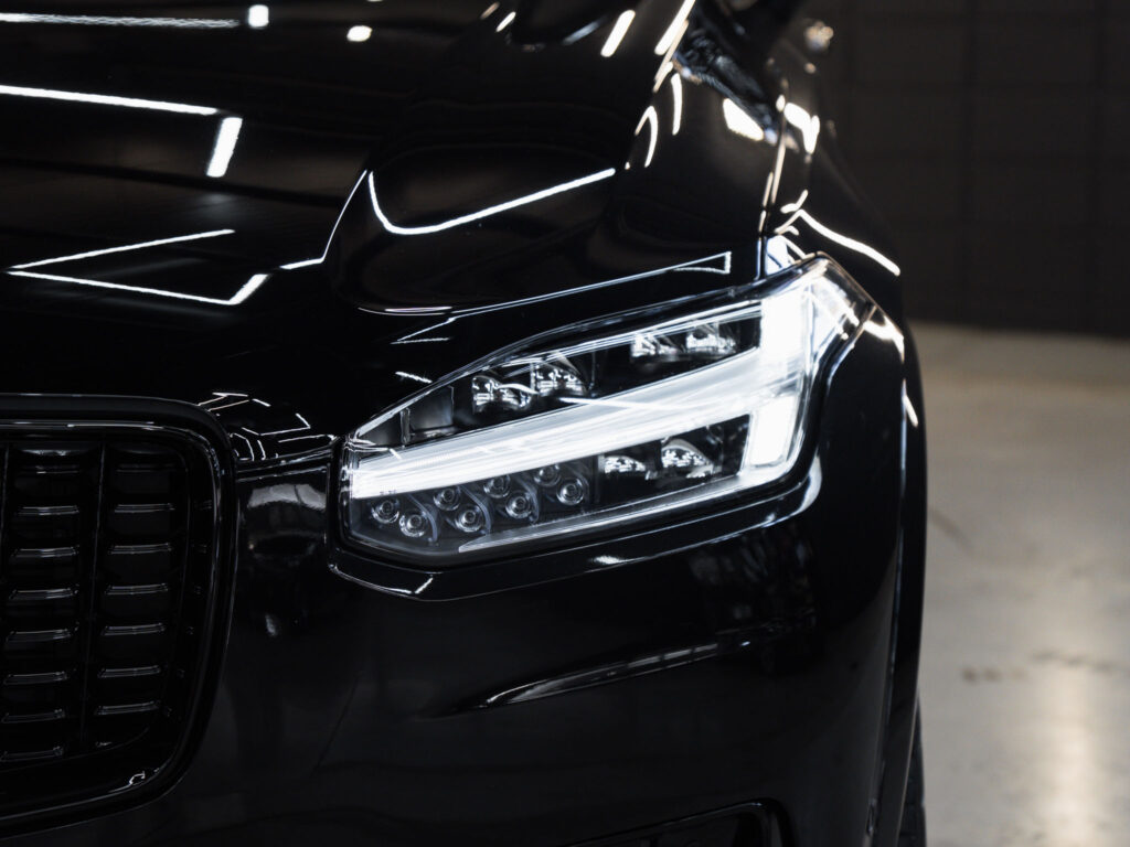 Volvo XC90 T8 Ultimate Dark 2024 - Detalhe do farol Thor's Hammer