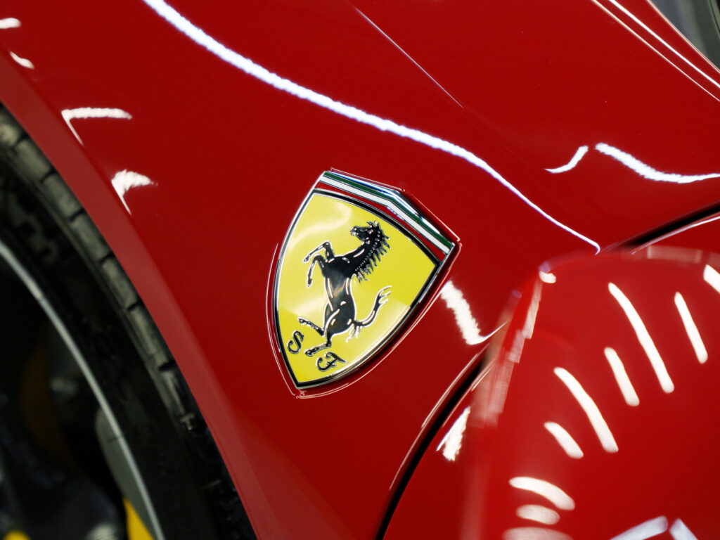 Detalhe marca Ferrari