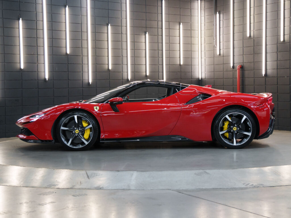 Ferrari SF90 Spider lateral capota fechada