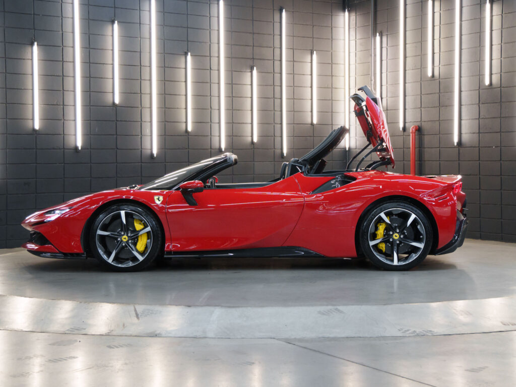 Ferrari SF90 Spider capota abrindo