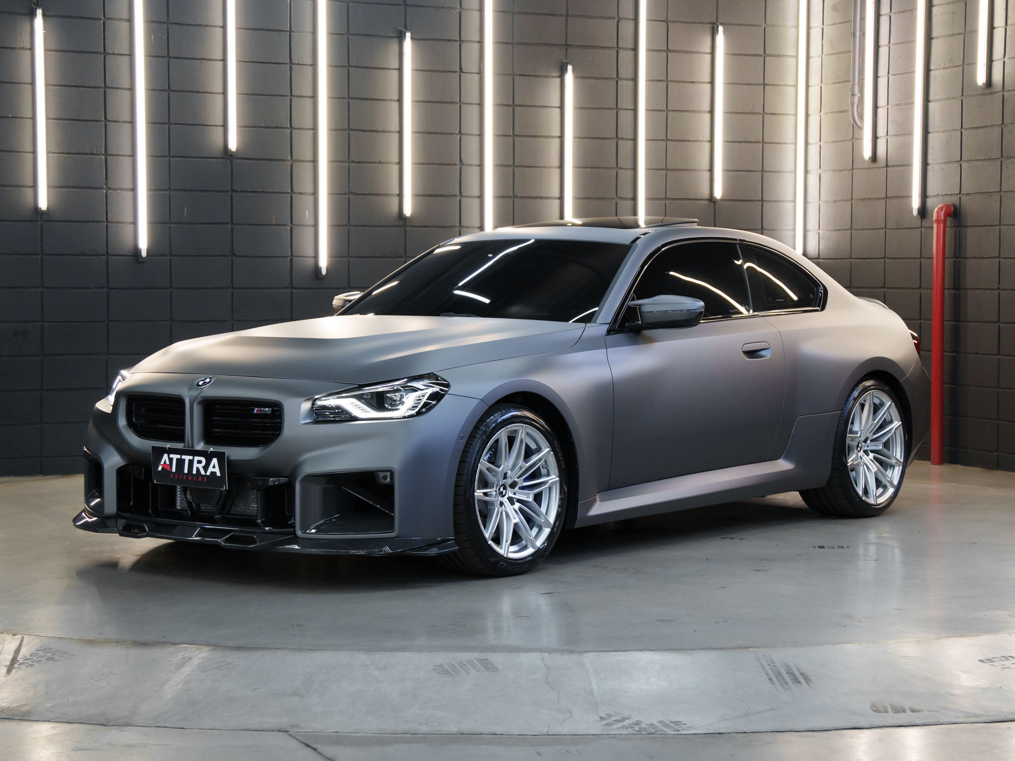 BMW M2 2025 cinza fosco com escapamento Innotech