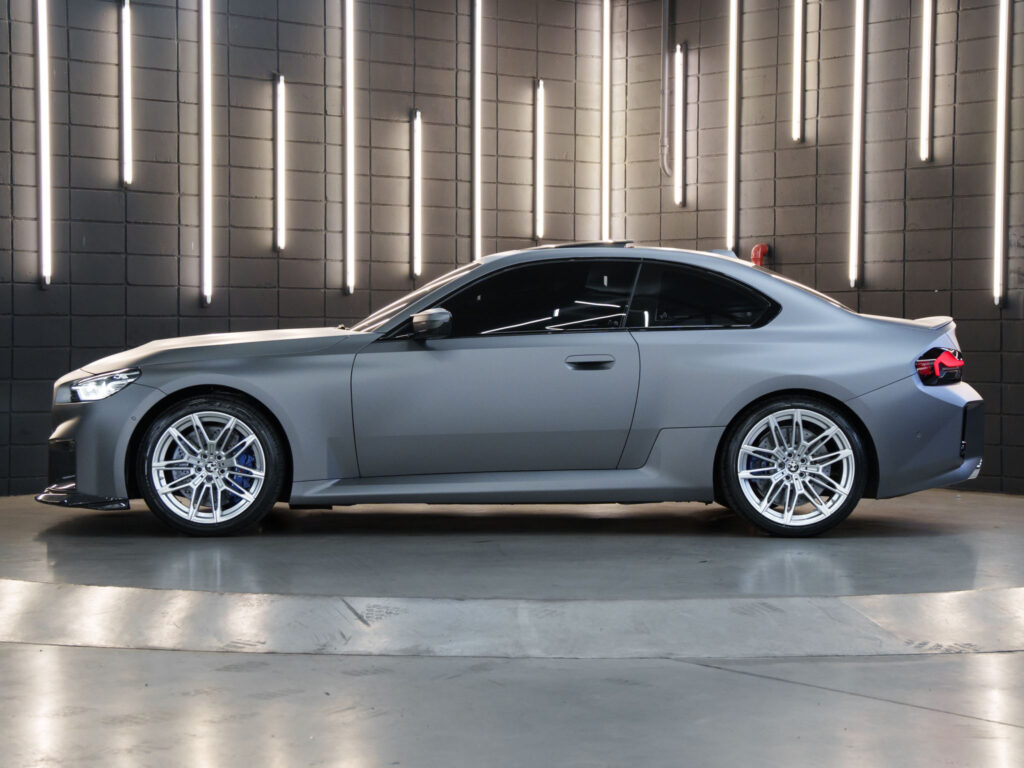 BMW M2 2025 lateral cinza fosco