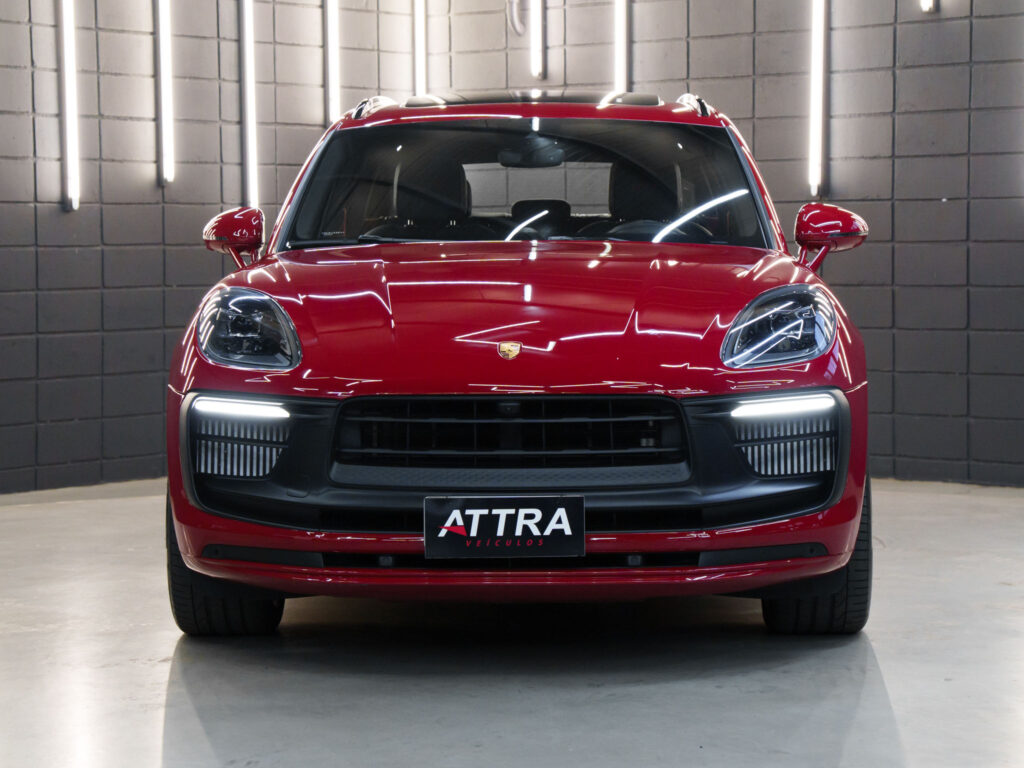 Porsche Macan GTS 2022 vista frontal destacando grade esportiva e faróis LED