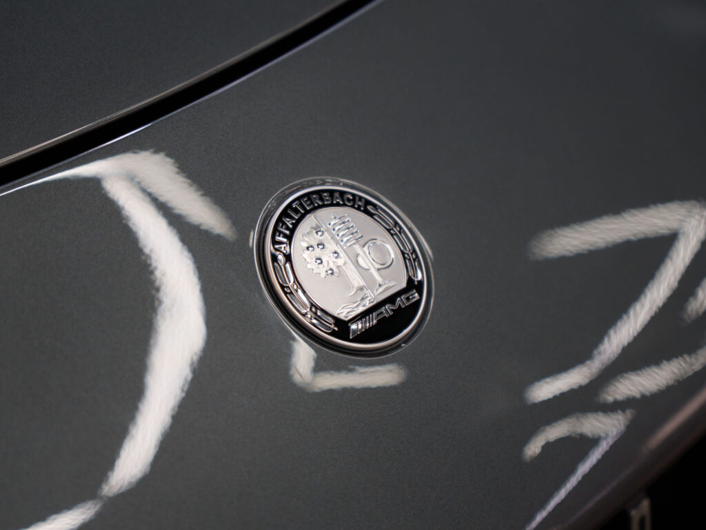 Detalhe da roda e do freio de carbono-cerâmica AMG