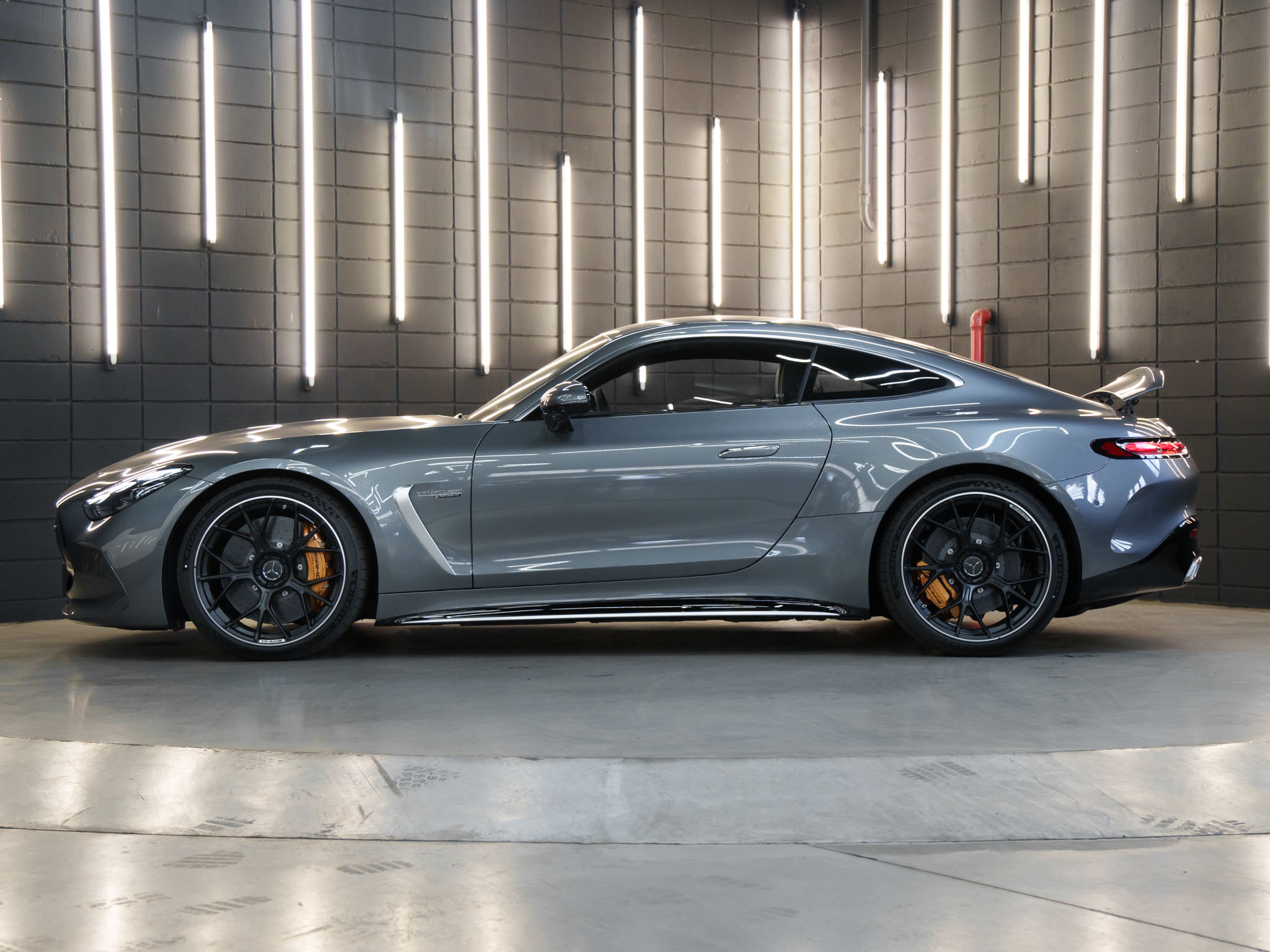 Vista lateral da Mercedes-AMG GT63 S E-Performance 2025, mostrando suas linhas de coupé