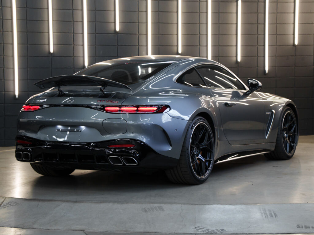Traseira da AMG GT63 S E-Performance Coupé com aerofólio ativo