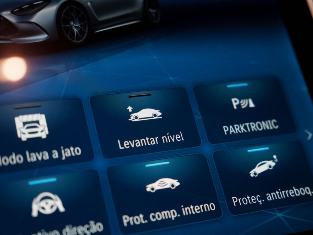 Tela central MBUX com interfaces AMG e de performance híbrida